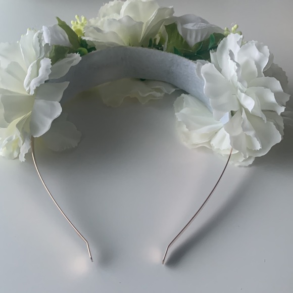 Flower tiara with metal ring - Picture 4 of 7